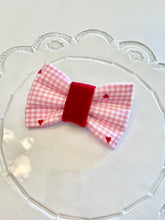 Load image into Gallery viewer, Sweetheart | collar bow tie
